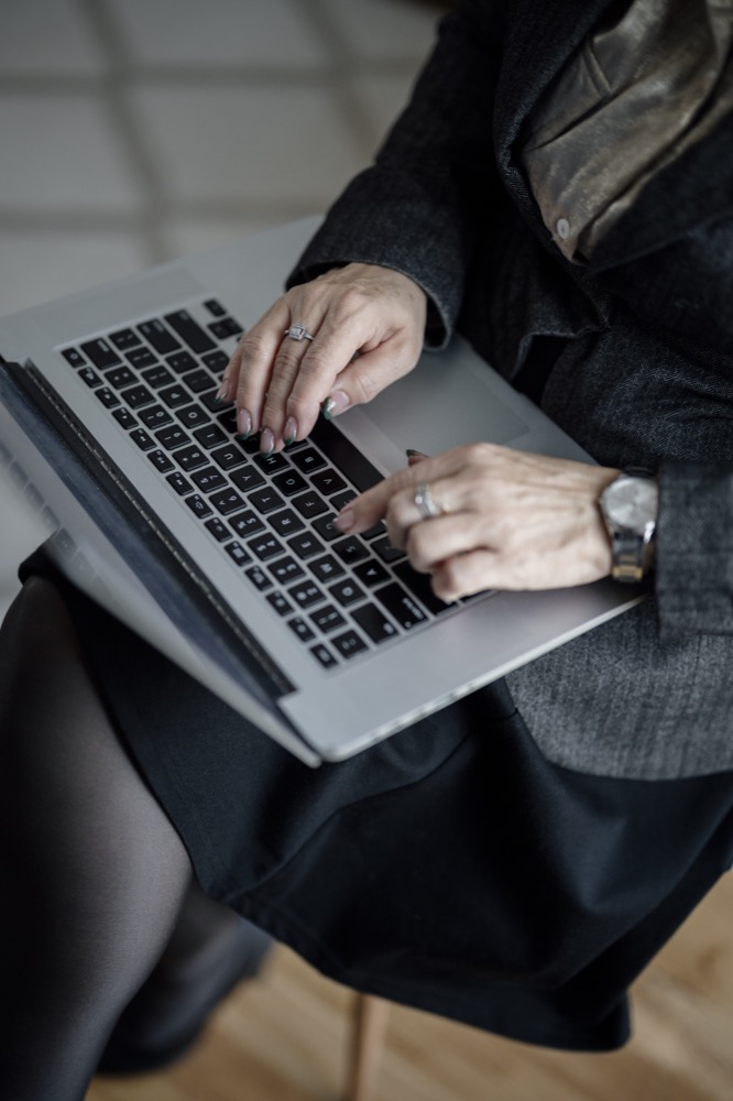 Illustration d'ambiance : mains sur un clavier d'ordinateur (photo générique, non représentative de l'étude)